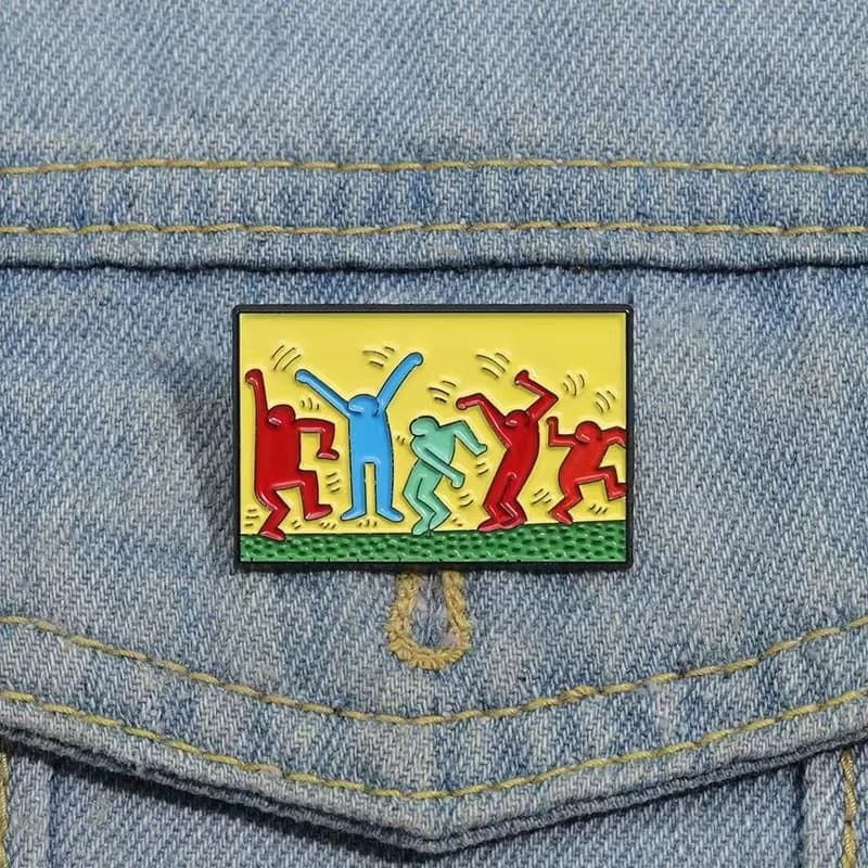 Miniature : Pin émaillé coloré représentant une silhouette dansante, inspirée du style graffiti de Keith Haring. Accessoire artistique