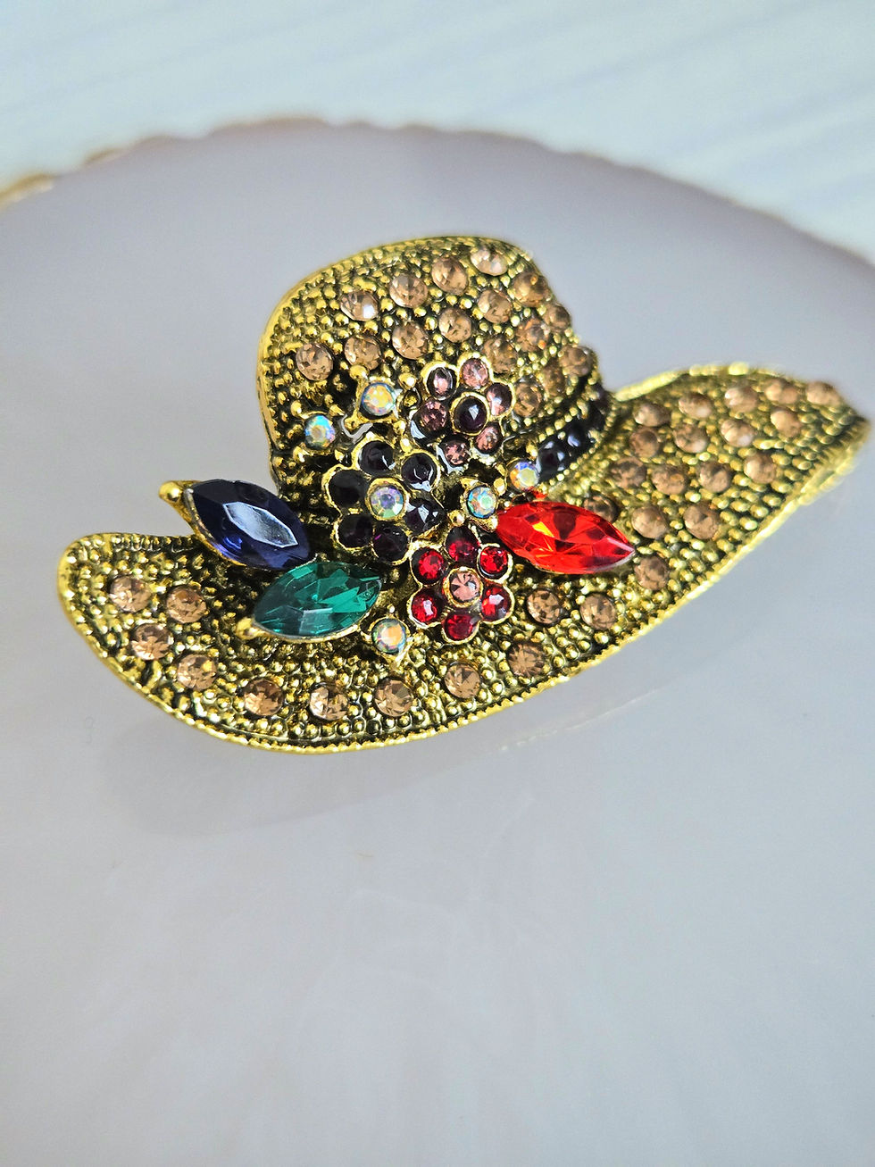 Miniature : Broche Vintage Chapeau Doré – Élégance et Raffinement
