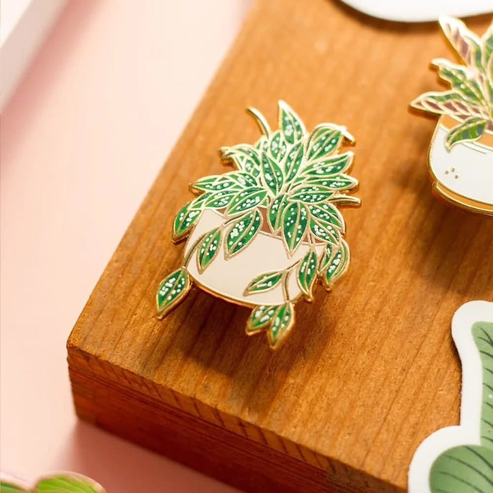 Miniature : Pin's émaillé représentant une plante verte en pot. Accessoire mignon pour veste, sac ou col, pour les botanistes