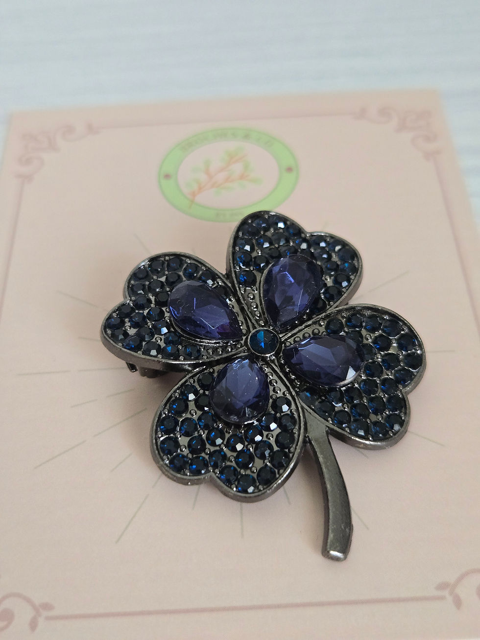 Miniature : Broche Trèfle à Quatre Feuilles Cristal Bleu – Élégance & Porte-Bonheur