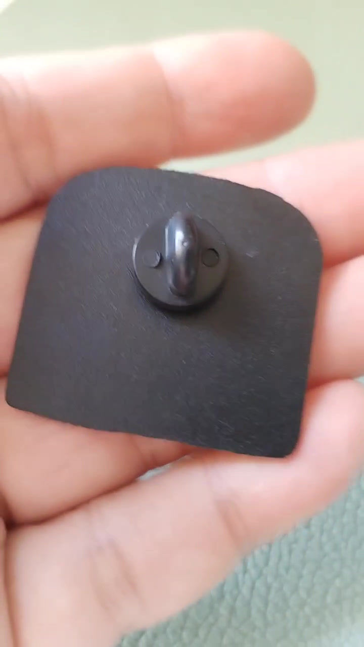 Miniature : Pin’s émaillé noir et argent avec une citation de Gandalf issue du Seigneur des Anneaux. Design élégant et sobre