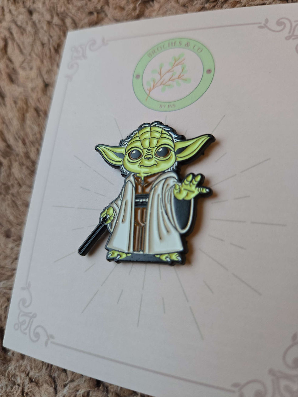 Miniature : Broche en émail – Yoda 💚