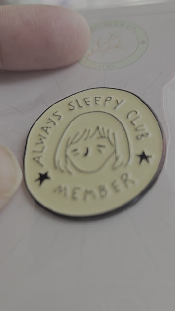 Miniature : Pin’s Émail Always Sleepy Club – Broche Fun et Décontractée