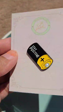 Miniature : Pin’s Émaillé « Batterie STAY POSITIVE » – Broche Créative et Amusante