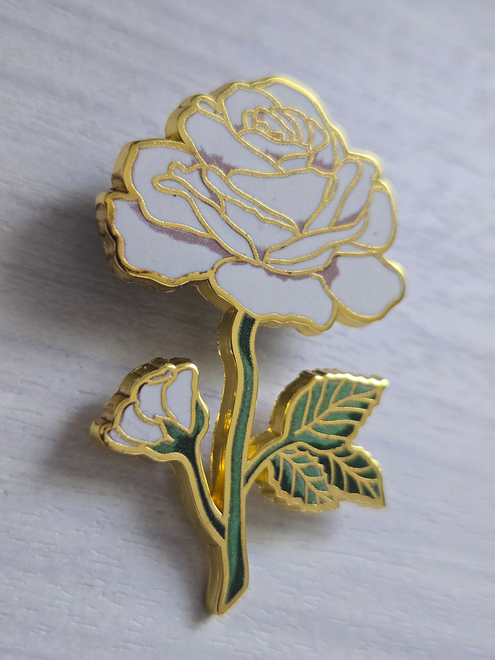 Miniature : Broche Rose Blanche en Émail – Élégante & Intemporelle