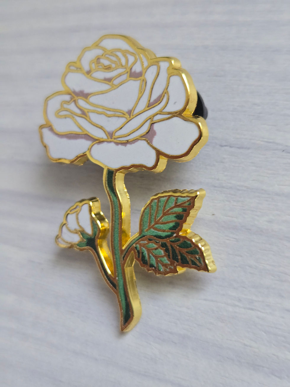 Miniature : Broche Rose Blanche en Émail – Élégante & Intemporelle