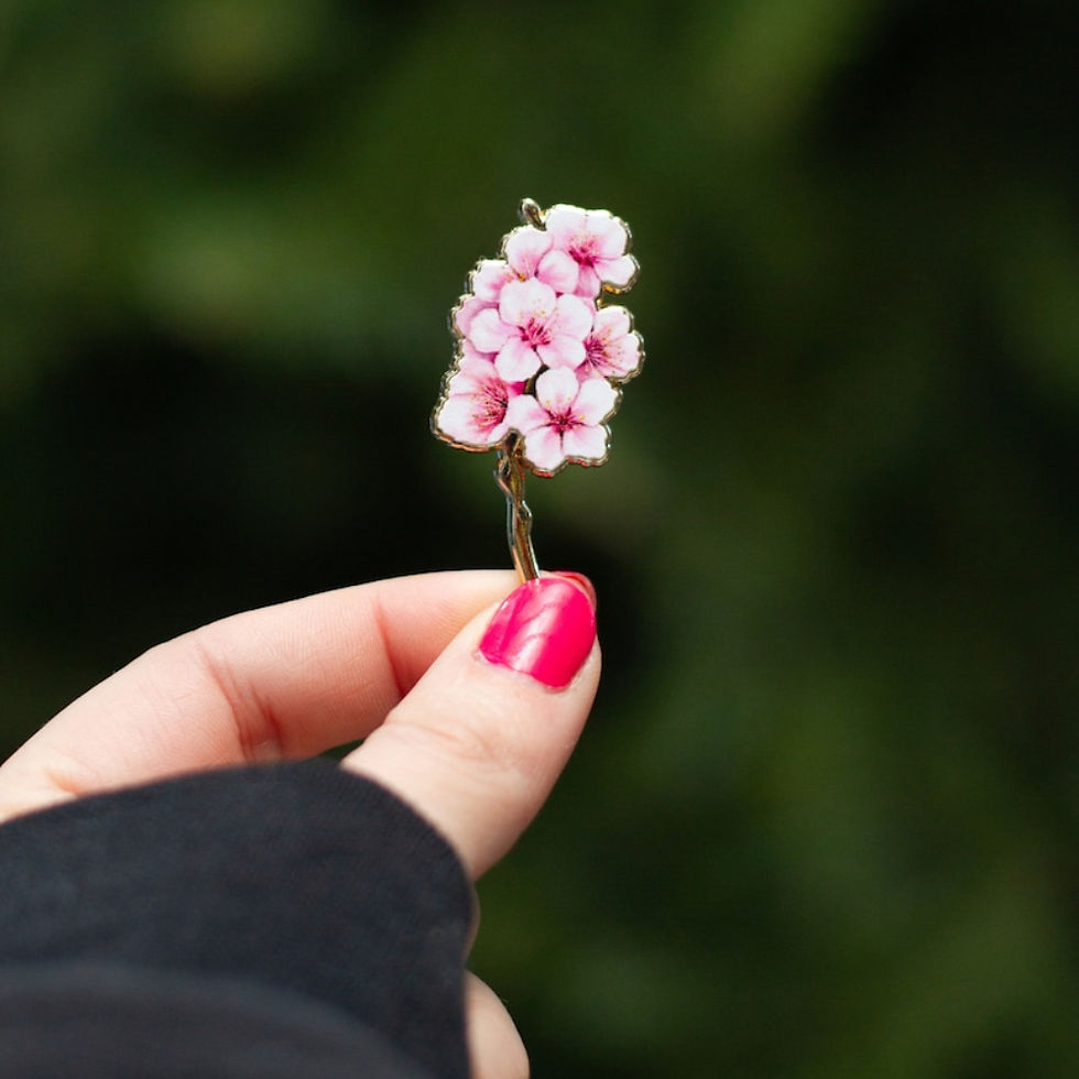 Miniature : Pin’s floral en émail représentant une fleur de cerisier rose et blanche, inspiré du printemps, sakura tree. epingle fashion