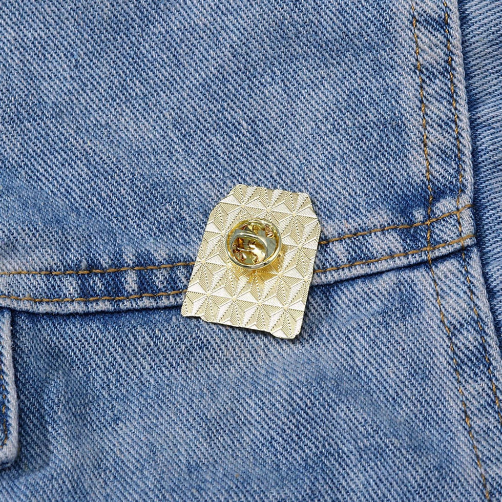 Miniature : Pin’s en émail représentant un adorable sachet de thé blanc et rose en style cartoon.