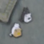 Lot de 2 pin’s en émail représentant un chat noir et un chat blanc dans un style kawai.