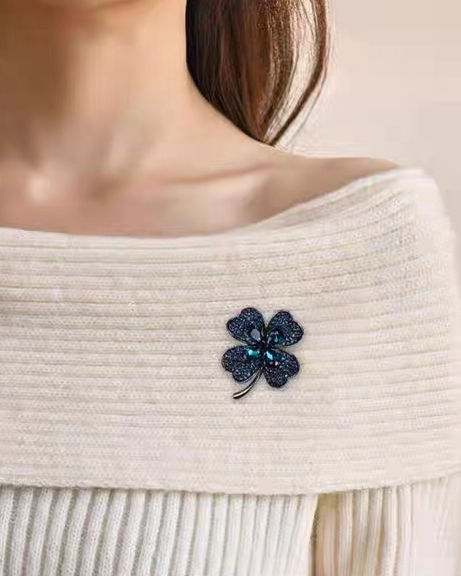 broche trèfle à quatre feuilles en cristal bleu clair, bijou élégant et porte-bonheur pour femmes.