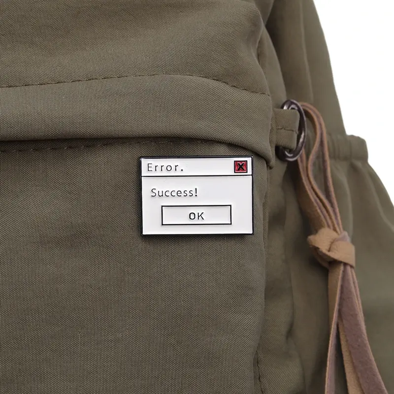 Miniature : Pin’s en émail représentant une fenêtre pop-up informatique avec les options « Erreur, Succès, Option », mode geek