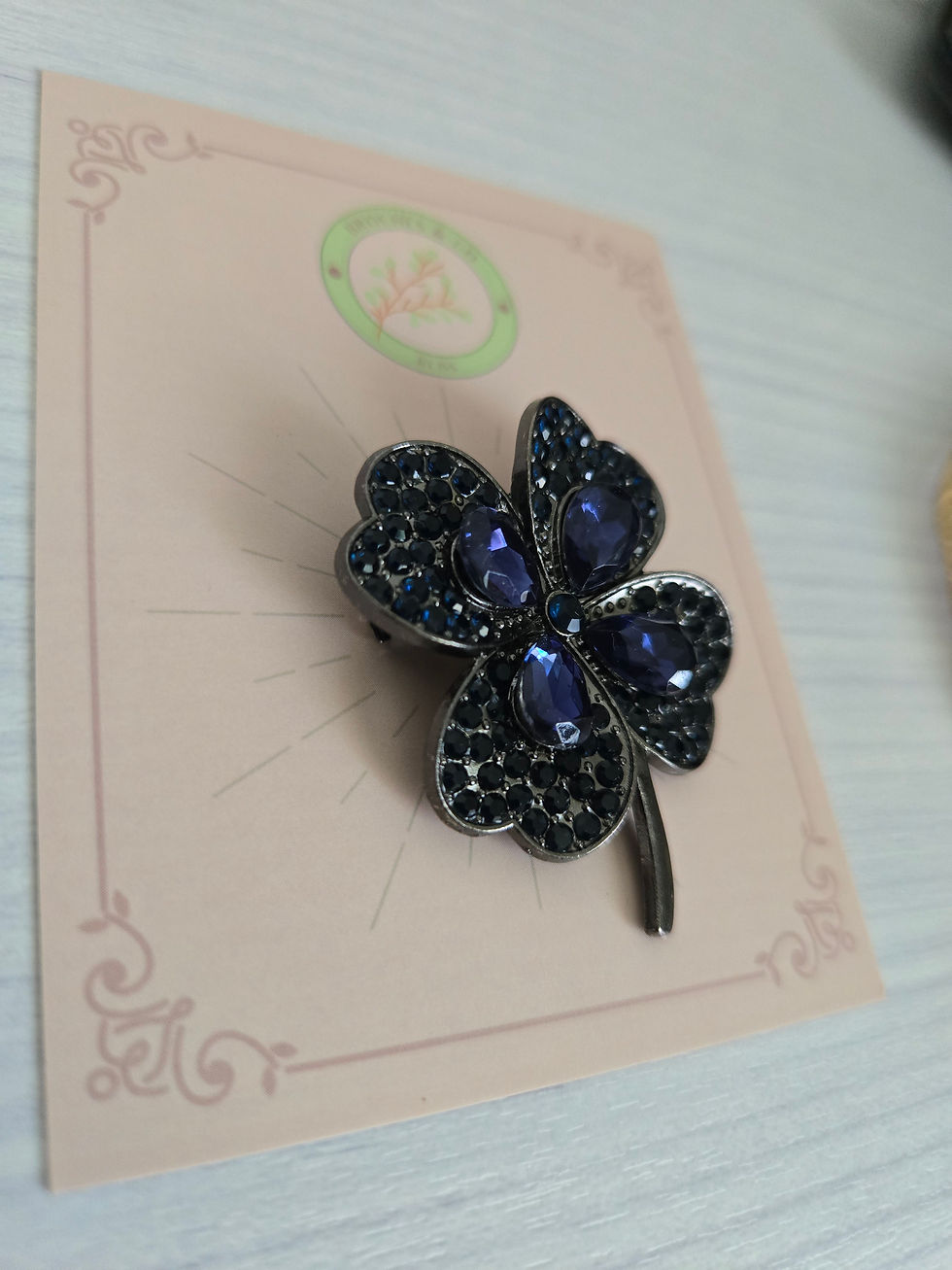 Miniature : Broche Trèfle à Quatre Feuilles Cristal Bleu – Élégance & Porte-Bonheur