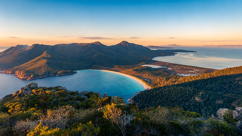 Vue emblématique d’une baie en Tasmanie avec mer turquoise, reliefs naturels et paysage australien.