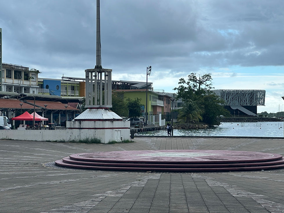 Place de la Victoire à Pointe-à-Pitre en Guadeloupe avec vue sur le Mémorial ACTe
