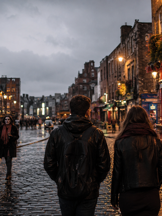 Halloween à Dublin prend une autre dimension avec Woulé Gwada : entre les origines de Samhain, les légendes irlandaises, Bram Stoker, les rues historiques de Dublin et les feux du Púca Festival, partez sur les traces de ce qui existait bien avant les citrouilles et les costumes. Un voyage immersif en Irlande pour découvrir l’histoire, le folklore et les traditions qui continuent de façonner Halloween aujourd’hui.