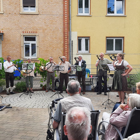Besuch der Jagdhornbläser in der Senioren-Tagesstätte Alzenau