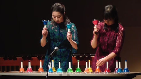 スティールパンやハンドベルの演奏の様子