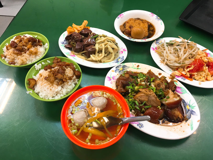 Taiwan Taipei Wu Deng Jiang 台灣台北 五燈獎豬腳魯肉飯