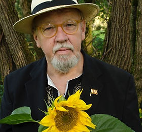 Jag ska intervjua Bengt Berg, en poet med ett omfattande och produktivt författarskap. Ett fyrtiotal böcker, mest poesi. Ett eget förlag, Heidruns, där han givit ut sig själv och andra. Och under många år ett bokcafé i Fensbol i Nordvärmland.
Mitt problem är var jag ska börja. Hur hittar jag in i författarskapet? Slumpen löser frågan åt mig. Jag befinner mig i ett antikvariat i Norrköping. På ett bord ligger en trave böcker med titeln Poetisk resa - en bruksbok från 1995. Den är en handledning till att leda samtal om litteratur i skolor och på bibliotek. Jag tar upp den, bläddrar i den och hittar ett avsnitt, skrivet av Bengt Berg:
”Dikten är ett vägkors för mycket: Fantasi och verklighet, det enkla - det svåra, det som finns alldeles utanför, det som är så svårt att få fram och format i ord och det som ligger bakom, det som man försöker förstå med förnuftet men som bara låter sig nuddas av känslan. Ett vägkors och ett möte. Mötet mellan den som skrivit och den som läser eller lyssnar, men också mötet med sig själv och sitt eget försök att bli delaktig, synlig.”
Det är ett citat som ger mig den nödvändiga ingången.
– Ja, tiden tickar, det är nu 25 år sedan och man får trösta sig med Dylan: ”I was so much older then, I´m younger than that now …”, svarar Bengt Berg när jag skickar detta citat till honom.
Det är ett förvånansvärt positivt svar. Själv hade jag kanske citerat Leonard Cohen: ”You want it darker”.
I Poetisk resa berättar du om hur du arbetat med poesi i skolan under många år och på åtskilliga platser. I Tranemo, Västergötland mötte du en femteklassare som skrev denna dikt:
Jag önskar att själen ligger i Sälen
så man kan åka slalom i den!
– Den där lilla dikten har hängt med, liksom minnet av ett barn som just genom att inte ha någon större aning om ”poesi” kunde formulera ”det oefterhärmliga...
Detta kan kännas ovidkommande, men slumpen följer sin egen väg.
Bengt Berg är en generös poet på mer än ett sätt. När vi fått kontakt skickar han prompt sina tre senast publicerade böcker till mig: En man i grönt går över gatan i Dhaka, Varje morgon går jag ner till sjön och fotograferar vattnet, Jag går där jag gick (alla förlaget Heidruns). En fjärde, den nya Dag för dag (Ekström & Garay), får jag digitalt.
Dikten om själen i Sälen återkommer du till i din dagsfärska bok Dag för dag.
– Som sagt, sådana ögonblicksdikter finns i ränseln, en annan – från Furuhedskolan i Kalix höstterminen 1972 lyder:
Bosse med Hondan
är som en vind
utan törnen
Är berättelsen om dessa dikter mer än anekdoter?
– I morgon är vi alla en berättelse, skrev Singer. Jag tolkar det på minst två sätt: Att varje människa är värd sin berättelse, att varje liv har ett värde. Och att det är berättelsen som bär livet vidare också när det tagit slut. Det är bland att det som är litteraturens uppgift – att föra berättelsen, berättelserna, vidare.
Var Dag för dag tänkt som en Coronadagbok?
– Ja, den inleddes då i slutet av mars 2020, ambitionen var att låta tanken och infallen spela fritt. Liksom att använda dagarna till något onyttigt. Men just därför…, säger Bengt Berg och överlämnar både svar och mening oavslutad till mig och till läsaren.
Själv tycker jag att Dag för dag är mer än bara infall. Poesi och verklighet, nära och fjärran. Möten med poeter som nyligen lämnat oss.
– Varje dag fick bli sin egen berättelse, och när någon god vän kastat in den poetiska handduken, då blev det in memoriam.
Fast det är väldigt inkännande texter om Tobias Berggren, Gösta Ågren och Yahya Hassan.
Kan man kalla Dag för dag ett vägkors, i betydelsen som i det ovanstående citatet?
– Det vet vi kanske inte, inte än. Vi har ingen slutpunkt, lika lite som människorna hade det under Digerdödens härjningar. Den enda slutpunkten är var och ens död, vilket ju är något väldigt omärkvärdigt. Men när vi droppar av tillsammans blir det något annat, menar han.
Ja, Dag för dag är ett slags elegisk prosa där det är sent i skogen såväl som på jorden. Under coronapandemin blir glesbygden och naturen också en frizon, hit kommer inte viruset i första taget. Skogen och byn blir en plats för reflektion om stort och smått. Och med Bengt Berg som dag för dag möter sig själv oftare än någon annan.
– Ja, när man nu lever i den västsibiriska taigan med glest mellan människor får man nöja sig med sig själv! Men vägkorset ligger oftast i Värmland, helst Nordvärmland, i och omkring Fensbol.
Fast Bengt Berg tänker som en världsmedborgare. Hans poesi påminner till viss del om det bortglömda begreppet glokal. Fensbol ligger i världen och i ”den västsibiriska taigan”
– Ja, det stämmer, drygt två mil norr om den sextionde breddgraden. Alltså i jämnhöjd med Grönlands sydspets. Det är mina hemtrakter, Fensbol är min tredje by i Fryksande församling och kyrkogården därstädes blir min fjärde, påpekar Bengt Berg.
Är det sistnämnda, byarna i Fryksande församling, ditt landskap, ditt Hemma?
– Ja, men när jag predikar brukar jag säga att världen är min hembygd. Mina första år fram till en svart Puch och en vidlyftig odyssé till Oslo, hade jag rört mig inom två kilometers radie. Men på senare år har jag varit nästan överallt på Jorden, utom i England.
Upplever du ändå att det finns ett glapp mellan bygd och värld?
– Snarare ett glapp mellan Stockholm och den svenska landsbygden. Eller kanske den kulturcentrism som präglar till exempel kulturbevakningen i detta land. Plötsligt upptäcker man Sapmi och trots allt var samerna på plats innan...
Efter att du skrev Värmland - Världen, tur & retur 2013 gav du ut strövtågsböckerna Jag går där jag gick samt Varje morgon går jag ner till sjön och fotograferar vattnet med dikter och egna foton.
– Det speglar just detta, kombinationen strövtåg i hembygden à la Fröding och resor ut i världen à la Vasco da Gama.
Att vara hemma är inte att vara bofast. Det finns något nomadiskt över Bergs poesi, diktjaget är ofta i rörelse.
Han har ofta gjort böcker tillsammans med andra. Fast numera verkar du med mobilkameran som tröst och som ett användbart arbetsredskap.
– Jag är väldigt bildseende, har blicken, eller kanske snarare upptäcktsögat – snarare det mindre än det stora motivet. Mobilkamerans utsökta optik blev en sådan glädje, anspråkslösa bilder men med en närvaro, säger han.
Numera verkar du arbeta mer med egna bilder men du har också samarbetat med andra: bildkonstnärer som Lars Lerin, Stig Olson och Leif Nelson, författare som Per Helge, musiker som Tuomo Haapala och Mats Einarsson med flera.
Har du sökt samarbeten eller har de bara uppstått i stunden?
– Jag hade inga syskon, längtade efter såna. Tror att det där uppstod ett fundament, eller bara en längtan efter att inte vara ensam. Att vara författare är ju onekligen ett ensamt arbete, men att då hitta bildmäniskor att gå i armkrok med har gett mig stor inspiration – och glädje.
Du har också varit redaktör och förläggare för tidskriften och förlaget Rallarros och förläggare och bokcaféägare på Heidruns. Kan du berätta något om dessa två perioder i ditt författarliv?
– Egentligen är det också en drift att ingå i ett sammanhang, att skapa något tillsammans med andra och för förhoppningsvis ännu flera.
Rallarrosepoken varade mellan 1973–85 och Heidruns startade 1990. Då med Bok & Bildcafé, författarbesök under mörka årstiden och sommarprogram i trädgården i 25 års tid. Förlaget har gett ut drygt 200 titlar … Ett par Nobelpriskandidater har vi haft och Louise Glück fanns i Stewe Claesons antologi FÖRSÅNGARE redan 1981.
Bengt Berg har en mycket öppen syn på poesin, både sina egna dikter och på det sätt som han aktiverar och brukar sitt författarskap. Jag undrar om det faller sig naturligt eller om det mer är ett medvetet estetiskt eller politiskt ställningstagande.
– Jag är nog i mitt skrivande en väldigt intuitiv ordbrukare, vilket betyder att jag inte sätter upp andra målsättningar och förhållningssätt än det tematiska för den eller den boken, som ”bilkyrkogård”, ”Fröding”, ”idrott”, ”skogen” och så vidare.
– Den blogg som är under uppmontering har just ORDBRUK BOKSTAVSSKÖTSEL som underrubrik.
Det är också ett sätt att odla ett författarskap… Jag får en ny bok av Bengt Berg när vi möts i Tranås under festivalen Tranås At the Fringe. Det är den stora summeringen från 2014: Dikter genom 40 år. I förordet läser jag: ”Som poesins oersättliga värde vill jag nämna den frihet som finns, både för den som skriver och den som tar emot dikterna”. Det är ett credo som följer hela författarskapet. Men vad består den friheten av? Kan du beskriva den?
– Friheten att inbilla sig något. Att något betyder något för någon någonstans i Universum – eller i norra Värmland.