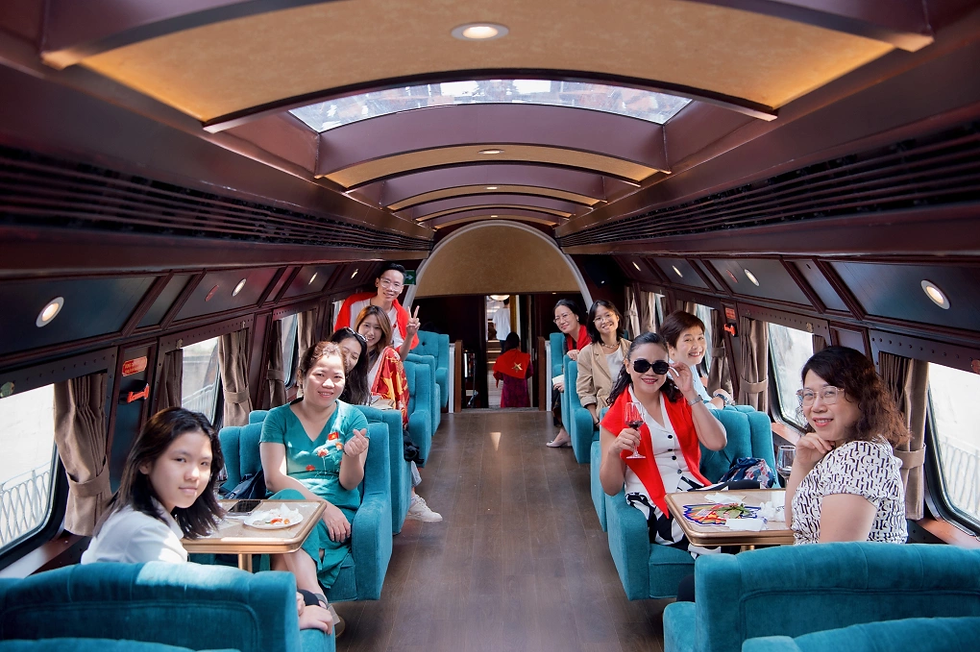 관광열차를 체험한 관광객들이 기념사진을 찍었다. (사진출처: Hanoi Train)