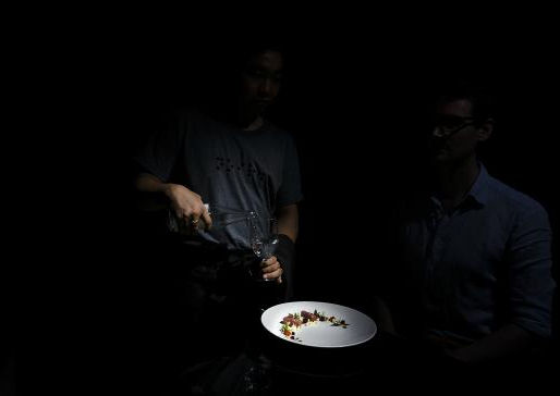 베트남 호치민시의 유명한 레스토랑, '완전 어둠 속 체험'을 즐겨보세요!