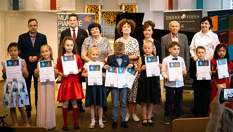 Mladi pianiste - skup.foto-1. kat.jpg