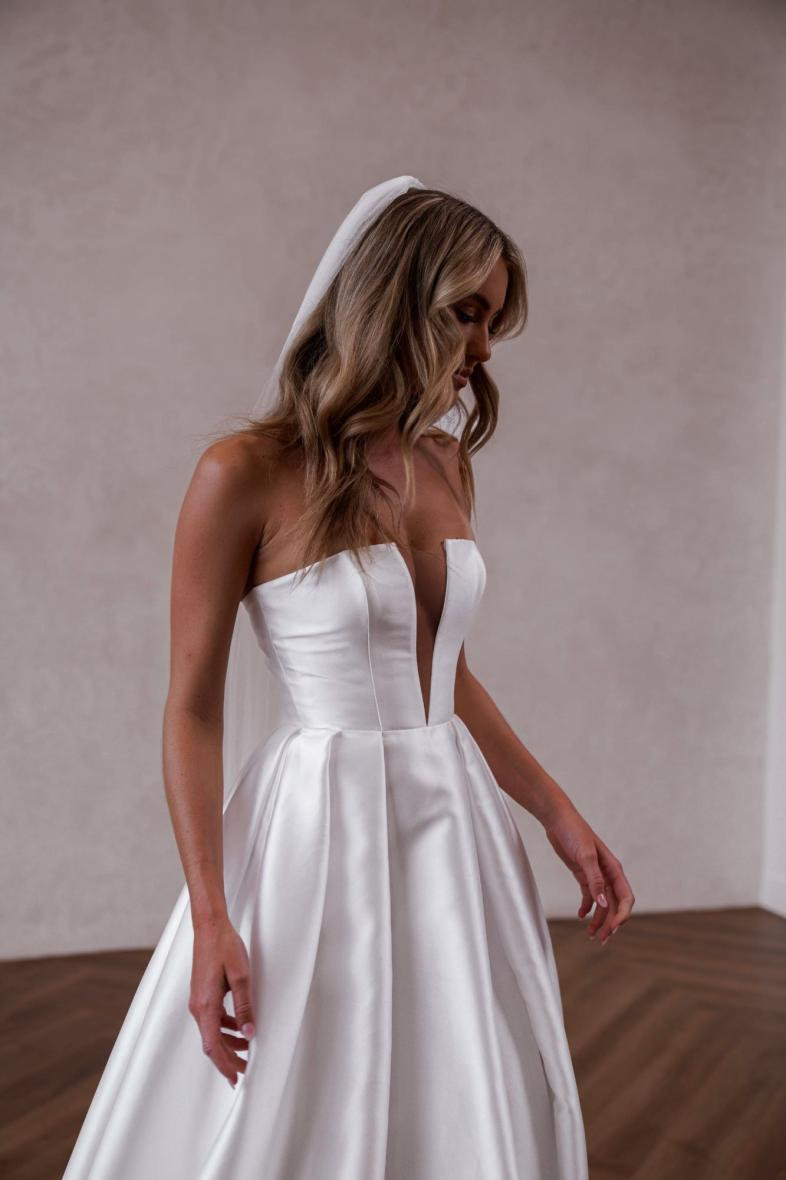 Made With Love Florence Wedding Dress | Elizabeth Kate Made With Love Florence Wedding Dress | Elizabeth Kate