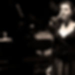 Vrouw Singing for Performance