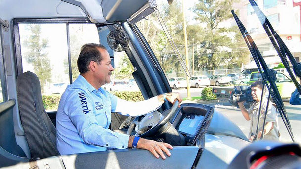 PRESENTA MARTÍN OROZCO EL CAMIÓN MUESTRA QUE FORMARÁ PARTE DE UN MODERNO SERVICIO DE TRANSPORTE PÚBL