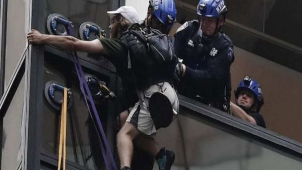 Detienen a sujeto que escalaba Torre Trump en Nueva York
