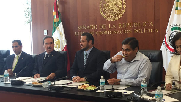 El priista Emilio Gamboa entregó al panista Fernando Herrera la presidencia de la Junta de Coordinac