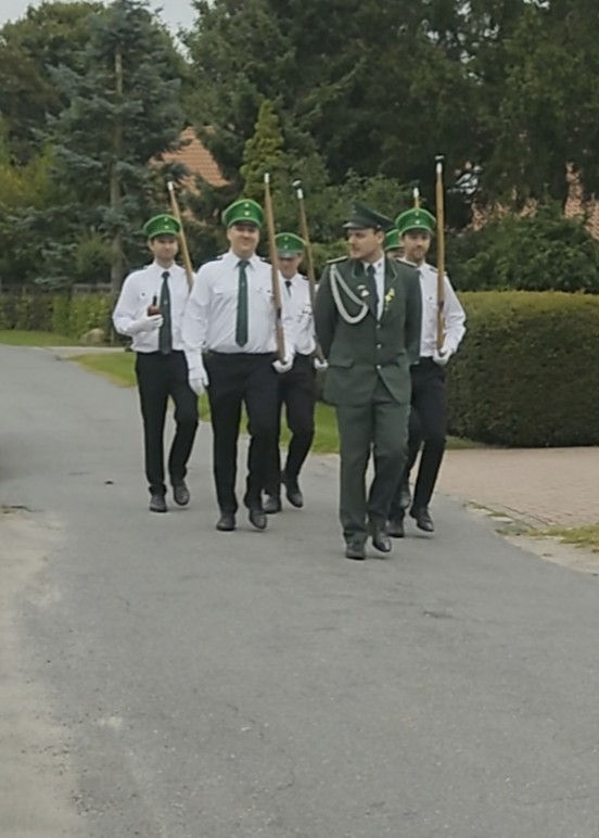Im Gleichschritt, marsch! Die Jungschützen aus Salzbergen auf dem Weg in unser Talkstudio. | Foto: Schützenfest im Radio