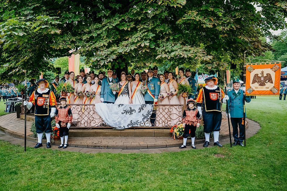 Der Hofstaat 2022/2023 des Paderborner Bürgerschützenvereins von 1831 e. V. um Schützenkönig Dennis Happe | Foto: Archiv Dennis Happe