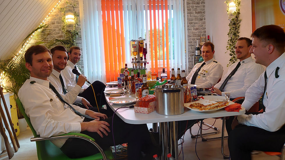 Gute Stimmung im Talkstudio - die "Cocktailbar-Wache" aus Salzbergen zu Gast in Dalum | Foto: Schützenfest im Radio