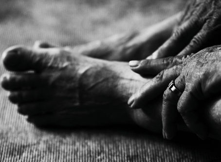 시를 잊은 성도에게 - 늙은 어머니의 발톱을 깎아드리며/ 이승하