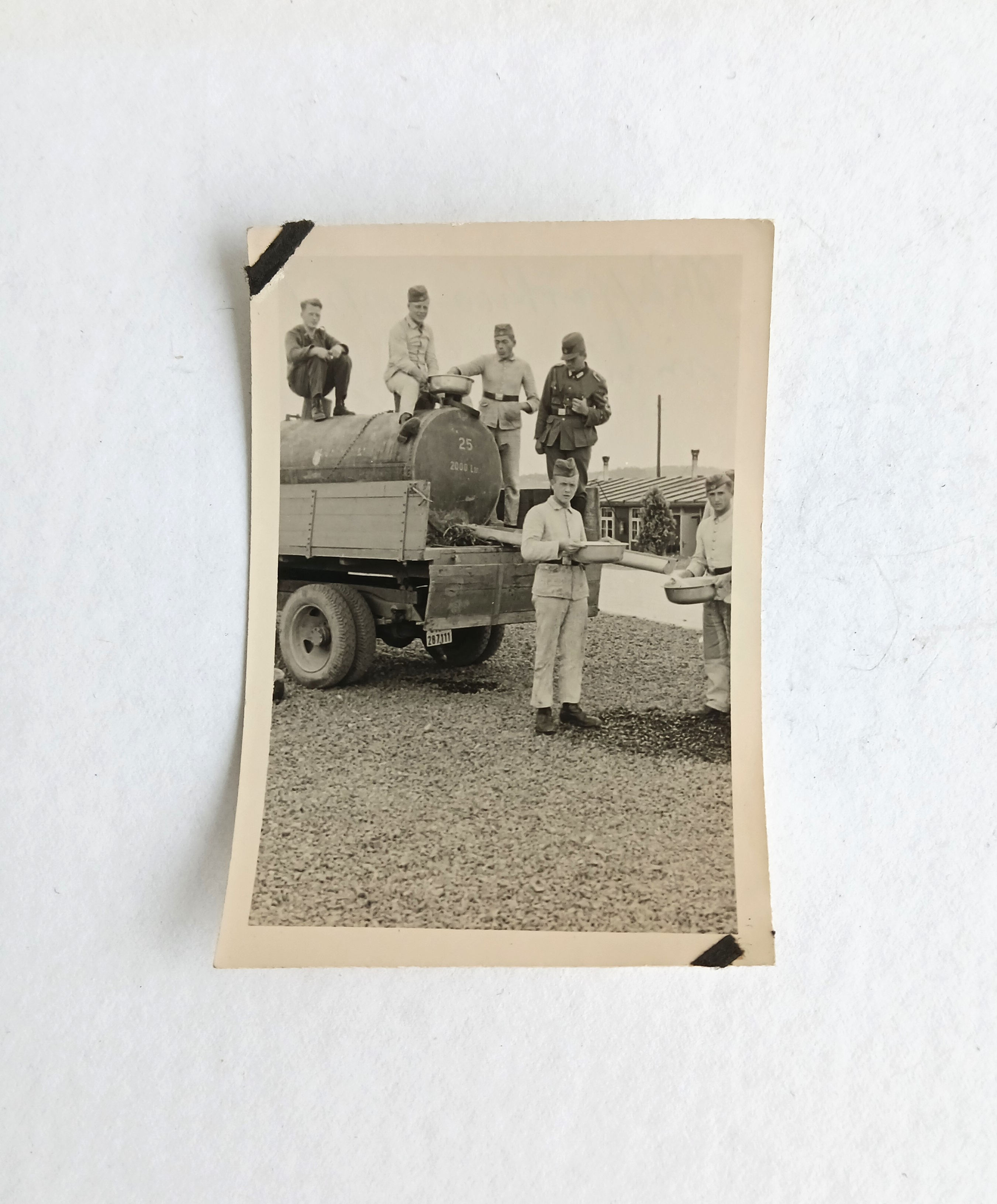 Photo - DE475501d soldats avec camion citerne