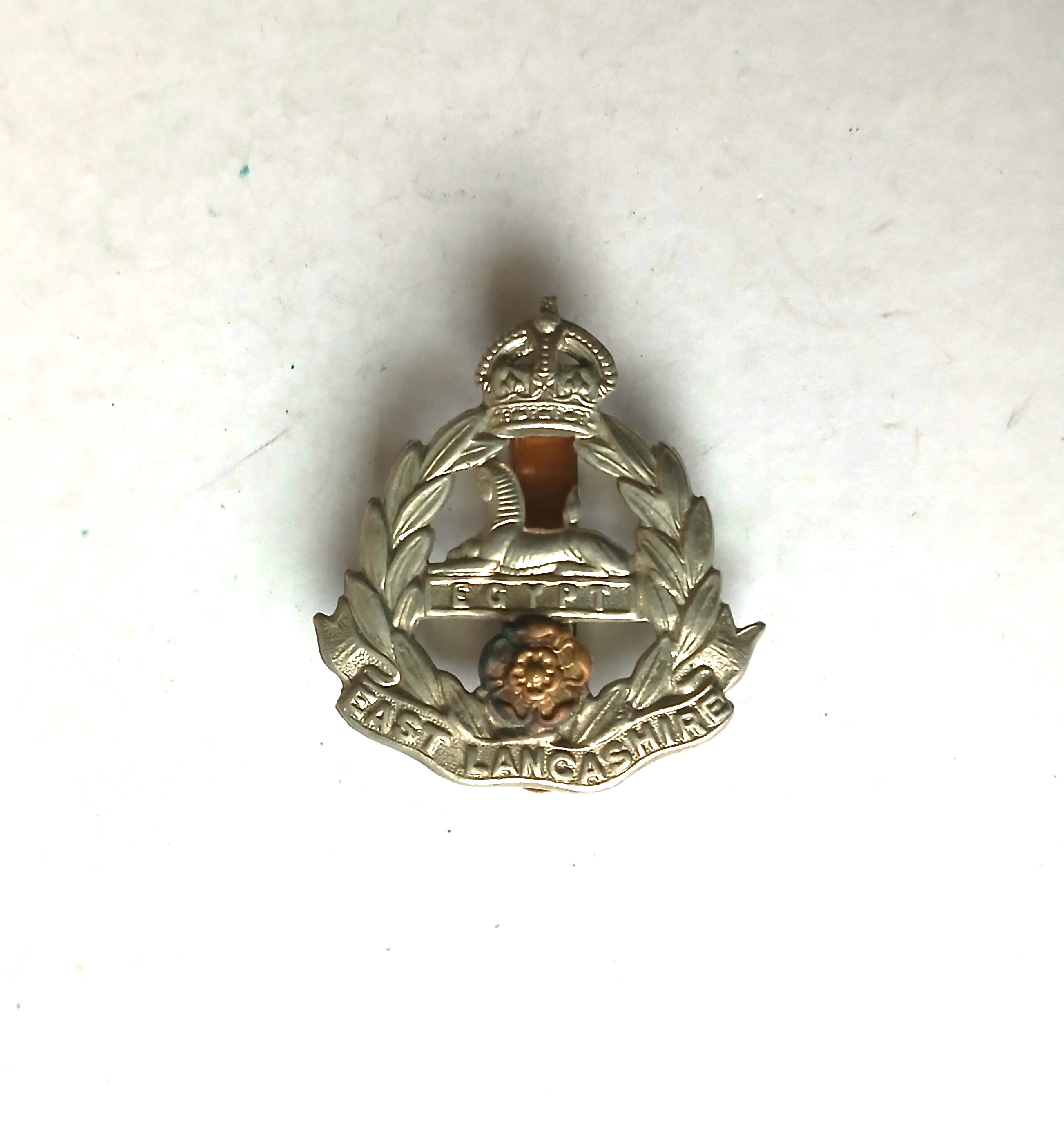 Cap badge WW2 - GB180107a  EAST LANCASHIRE REGIMENT