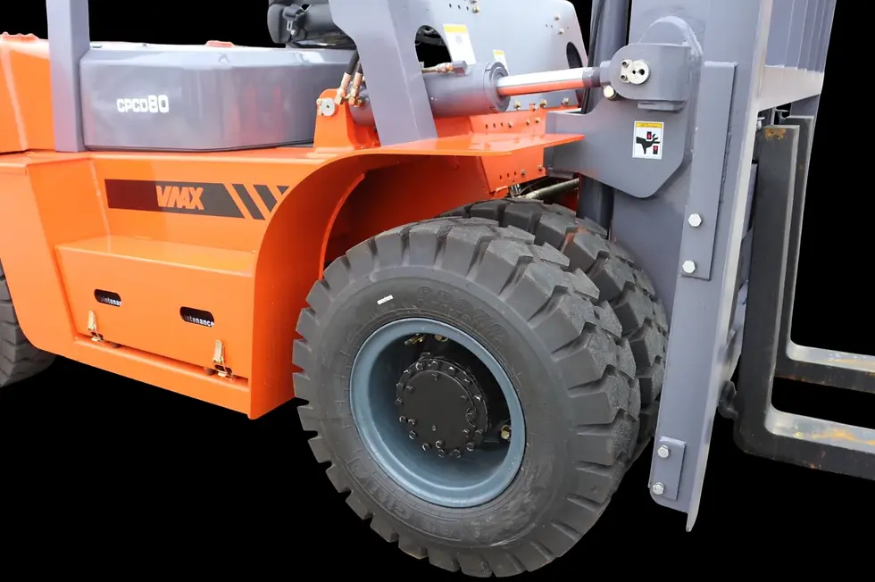Miniature : Pneu industriel renforcé et essieu avant d’un chariot élévateur diesel VMAX 8 tonnes, détail de la jante et du vérin