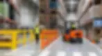 Entrepôt logistique VMAX avec séparation physique des flux piétons et chariots élévateurs : voie dédiée, barrières anti-collision et marquages au sol