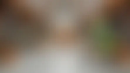 Responsable logistique mesurant la largeur d'allée dans un entrepôt avant de configurer son chariot élévateur VMAX — étape 1 de la méthode terrain
