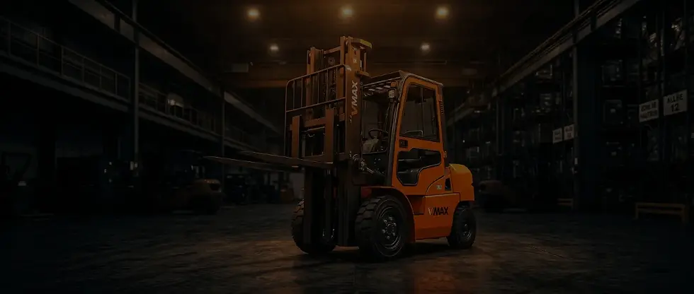 Chariot élévateur neuf VMAX orange en entrepôt industriel — gamme diesel électrique et tout-terrain assemblée en France