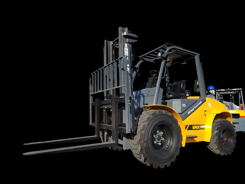 Miniature : Chariot élévateur de chantier VMAX 3T 4x4 en situation avec opérateur en cabine et pneus agraires.