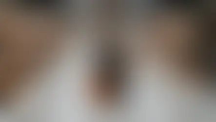 Vue aérienne d'un chariot élévateur VMAX en manœuvre de gerbage à 90° dans une allée de racks — illustration de la largeur d'allée minimale Ast