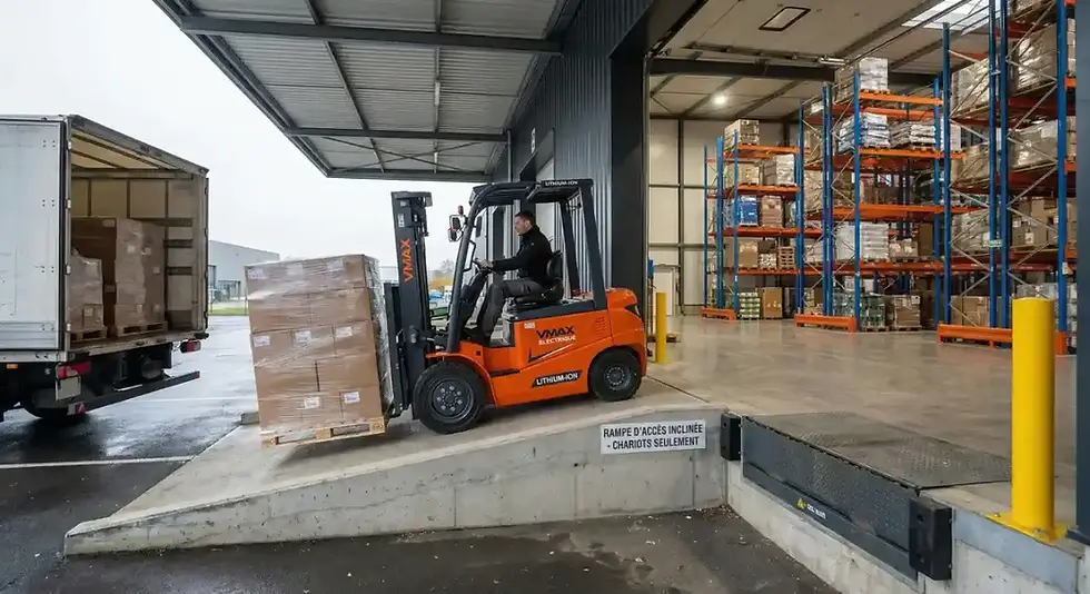 Chariot élévateur VMAX Électrique Lithium-Ion franchissant la rampe de quai inclinée lors du déchargement camion — usage mixte quai extérieur et stockage intérieur entrepôt logistique — variable pentes à valider sur fiche technique