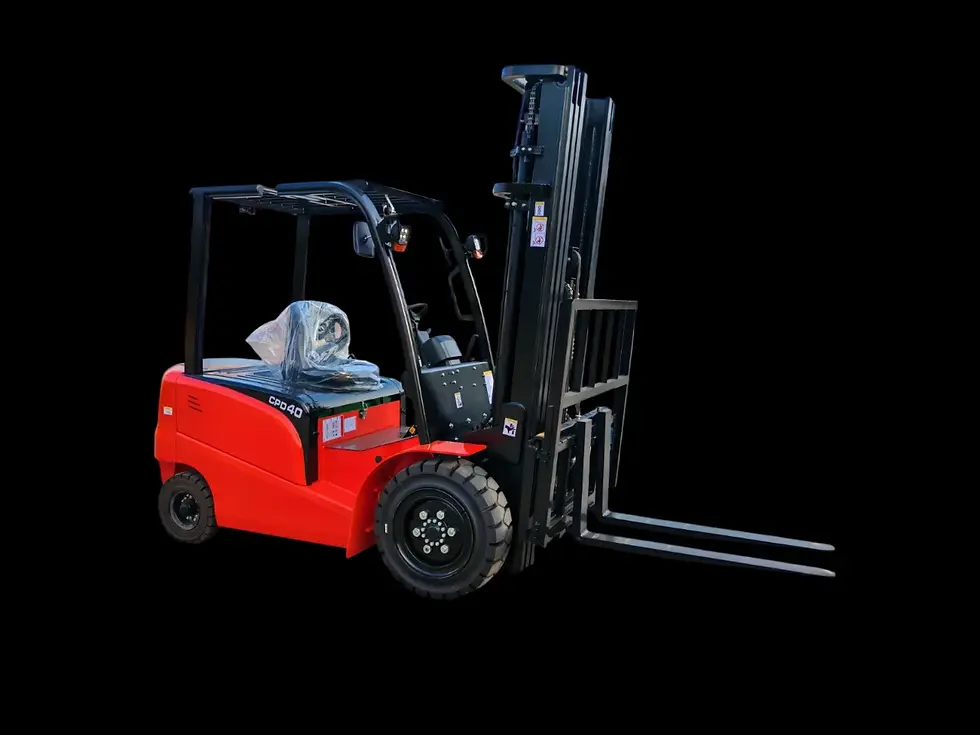 Miniature : Vue d'ensemble du chariot élévateur électrique VMAX CPD40 de 4 tonnes à batterie lithium, prêt pour la manutention lourde.