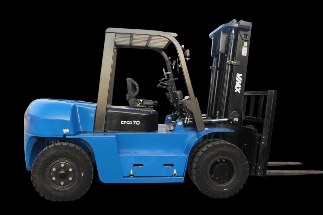 Chariot élévateur diesel VMAX 7 000 kg, vue latérale conducteur sur fond noir