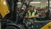 Mécanicien effectuant l’entretien du moteur d’un chariot élévateur pour prolonger sa durée de vie