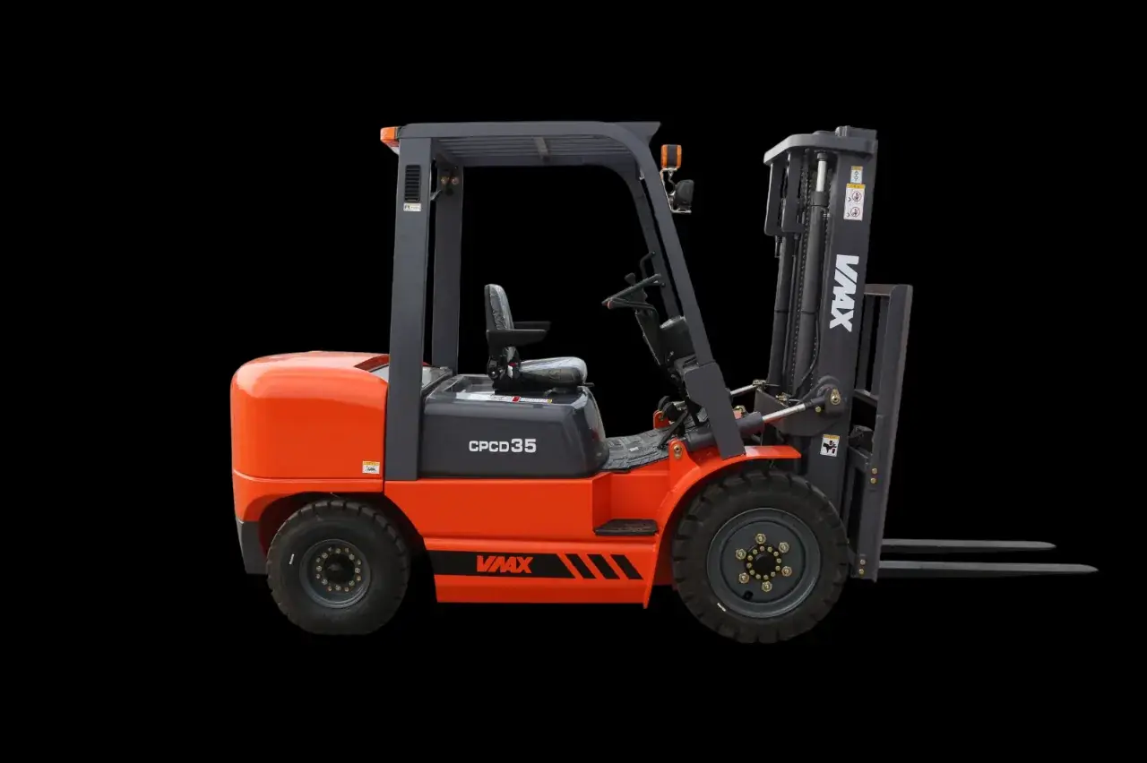 Chariot élévateur VMAX 3,5 t manipulant des charges lourdes en entrepôt