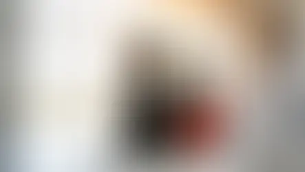 Chariot élévateur électrique VMAX rouge dans un entrepôt logistique lumineux — modèle éligible à la subvention CARSAT 2026