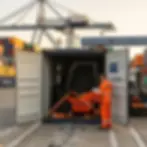 Chariot élévateur VMAX en cours de chargement dans un conteneur maritime pour export vers l'Afrique ou le Maghreb